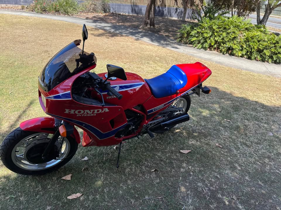1983 Honda VT250F Integra, red/blue, right side